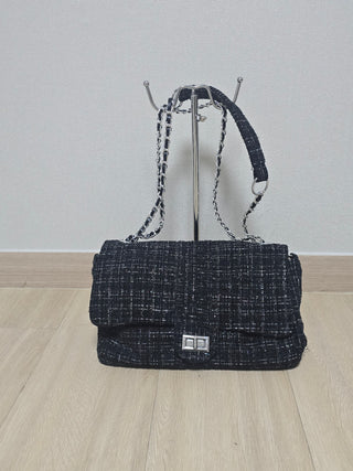 Chic tweed bag