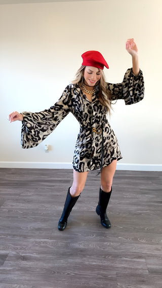 Vestido con cinturón y estampado animal