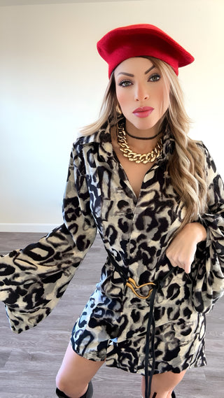 Vestido con cinturón y estampado animal