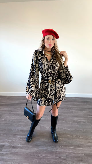 Vestido con cinturón y estampado animal