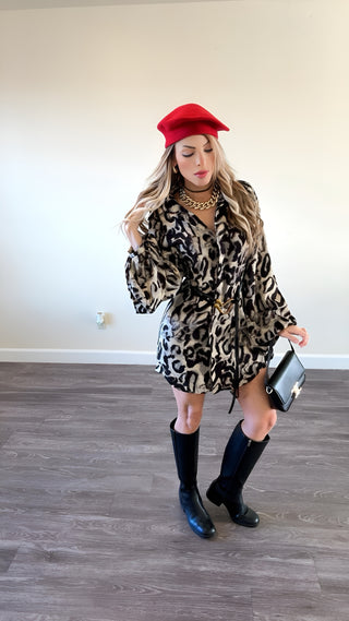 Vestido con cinturón y estampado animal